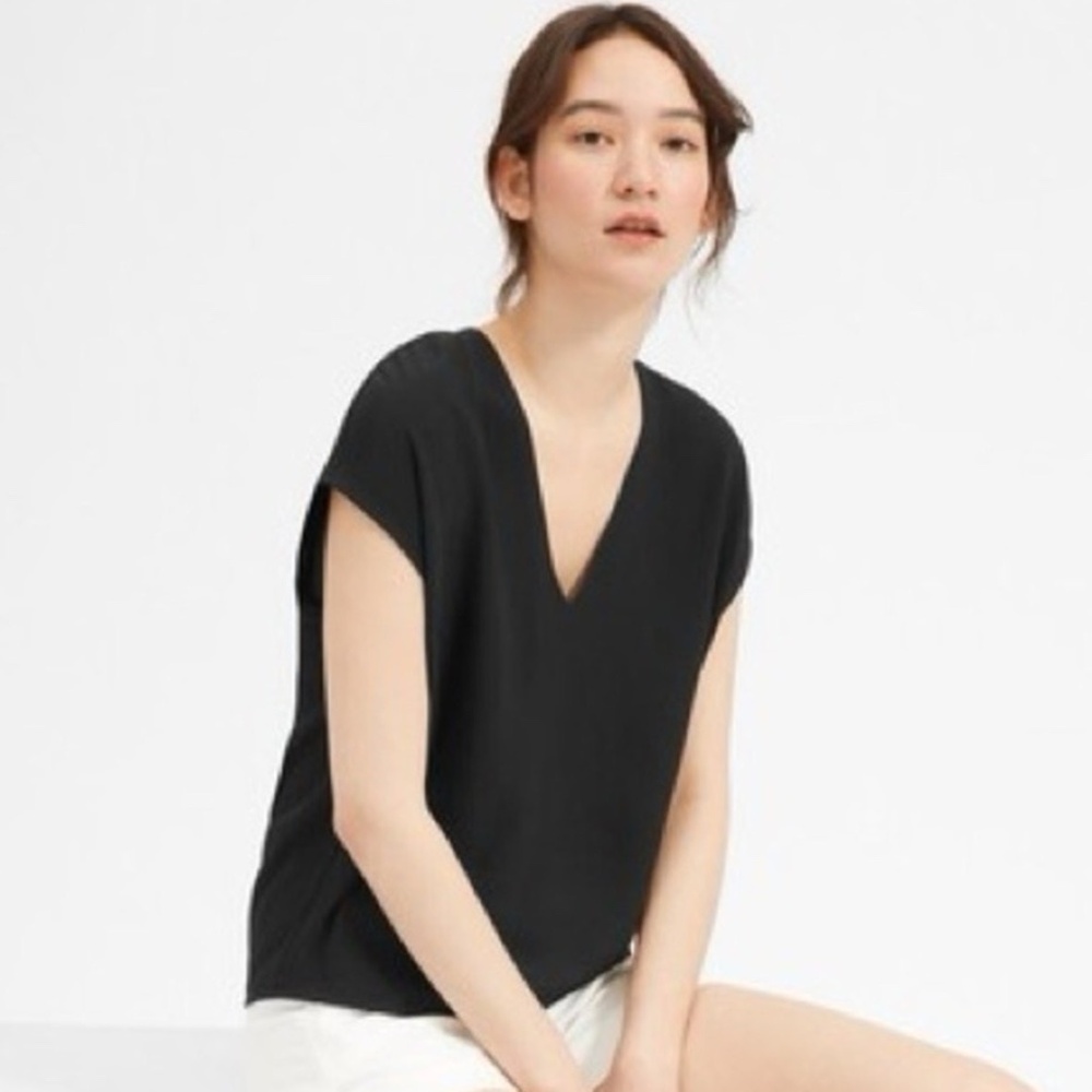 Everlane "Japanese Go Weave" v neck drapey black top